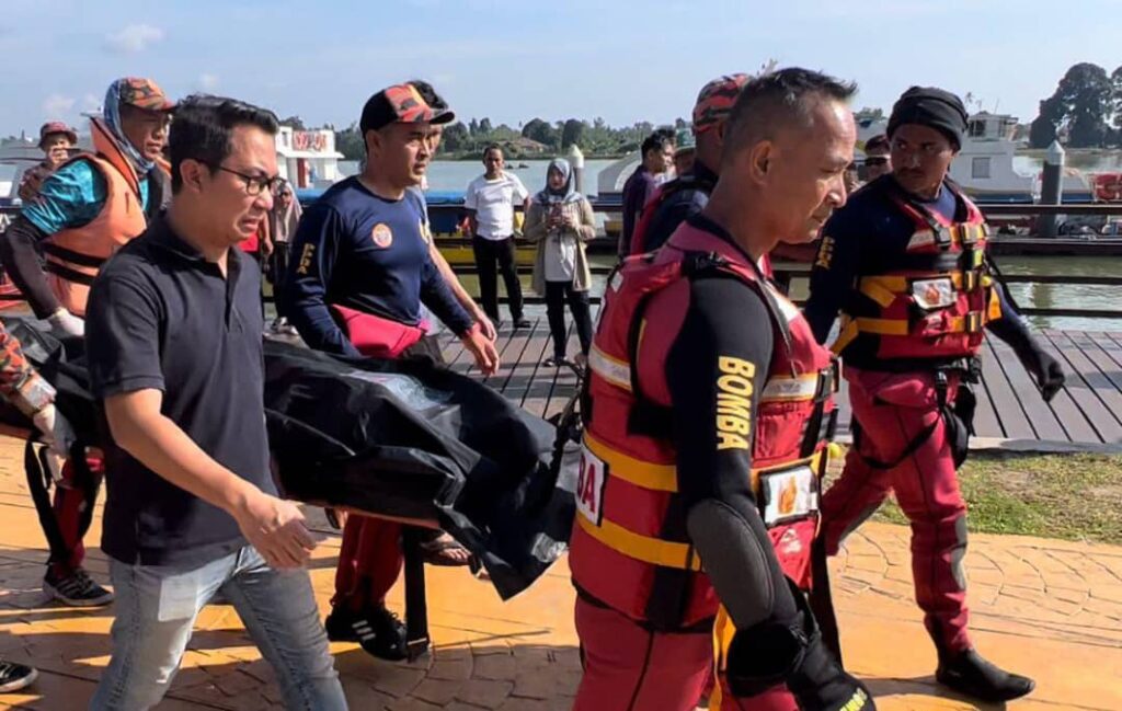 Pelumba jet ski terjatuh di Sungai Terengganu ditemukan lemas Pelumba jet ski terjatuh di Sungai Terengganu ditemukan lemas