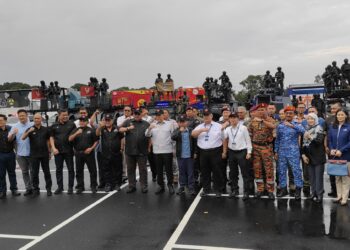 AHMAD ZAHID Hamidi (tengah) bersama anggota keselamatan yang terlibat dalam Majlis Perasmian Penutup EX COMSEC 2024 di Melaka Energy Park (MEP), Sungai Udang, Melaka.