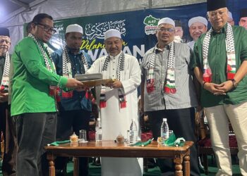 MOHD. Nassuruddin Daud (tiga dari kanan) ketika melancarkan Tawaran PN Untuk PRK Nenggiri di Markas Pas Renok Baru, Gua Musang, Kelantan.UTUSAN/ AIMUNI TUAN LAH.