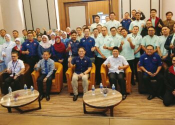 LING TIAN SOON (tengah) bersama-sama para peserta Program MTLS yang diadakan di Hotel Millesime, Iskandar Puteri.