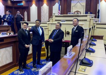 JOHARI Abdul (dua dari kanan) ketika mengadakan lawatan ke Dewan Undangan Negeri (DUN) Pahang di Wisma Sri Pahang di Kuantan, Pahang. - UTUSAN/NORHAFIZAN ZULKIFLI
