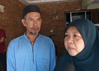 SALEHA Ya dan suami, Ahmad Rozi Latimin serta menantunya, Mohd. Yusof Mokhtar (belakang) ditemui di Kota Masai, Pasir Gudang.