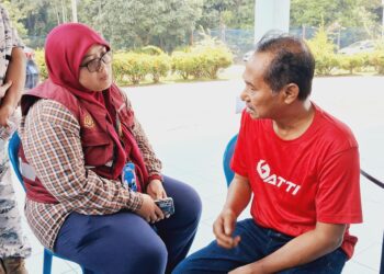 DR. NADHIRAH Nazarudin (kiri) menyantuni bapa mangsa bot karam, Mohamad Husaini Ayob di Pangkalan Hadapan Carilamat di Zon Maritim Kemaman, hari ini. - UTUSAN/NIK NUR IZZATUL HAZWANI NIK ADNAN