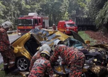 ANGGOTA bomba mengeluarkan mayat Mohd. Thaufik Mohd. Sukiman yang tersepit dalam kemalangan di Kilometer 102, Jalan Batu Pahat-Mersing berhampiran Kampung Sri Lukut di Kahang, Kluang.