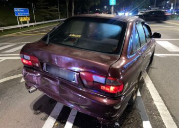 KEADAAN Proton Wira yang dirempuh kereta Mercedes-Benz di Kilometer 49, Jalan Batu Pahat-Mersing berhampiran Taman Desa, Kluang.