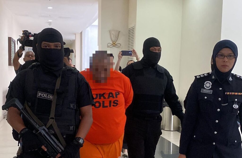 Bunuh keluarga: Suspek ditahan merayau di Bukit Bintang, direman tujuh hari Bunuh keluarga: Suspek ditahan merayau di Bukit Bintang, direman tujuh hari