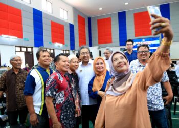ORANG ramai tidak melepaskan peluang berswafoto dengan Johari Abdul.Ghani (tengah) selepas Program Turun Padang Budi Agro Komoditi di Dewan Serbaguna Agropolitan, Taman Agropolitan Rantau Manis, Gua Musang, Kelantan-UTUSAN/KAMARUL BISMI KAMARUZAMAN.