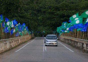 PERANG bendera semakin hangat menjelang hari-hari terakhir kempen PRK Nenggiri, Gua Musang, Kelantan-UTUSAN/KAMARUL BISMI KAMARUZAMAN.