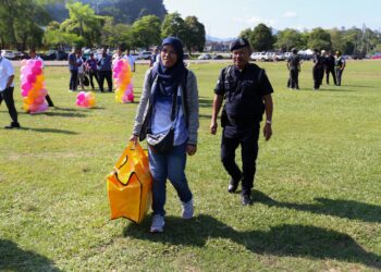 PETUGAS SPR membawa peti undi untuk dihantar ke penempatan Orang Asli yang akan membuang undi bagi PRK Nenggiri, Gua Musang, Kelantan esok.-UTUSAN/KAMARUL BISMI KAMARUZAMAN