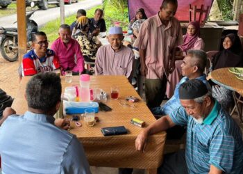 MOHD. Azmawi Fikri Abdul Ghani (kiri) menyantuni dan bersarapan bersama penduduk di Sungai Asap A di Gua Musang, Kelantan hari ini.