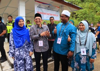 MOHD. Rizwadi Ismail (dua kanan) sempat bergurau dengan Mohd. Azmawi Fikri Abdul Ghani semasa menundi di Tabika Sri Bakawali, Bertam Lama, Gua Musang, Kelantan-UTUSAN/KAMARUL BISMI KAMARUZAMAN.