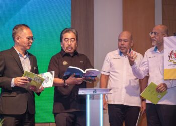 JOHARI Abdul Ghani (dua dari kiri) melihat salah sebuah buku yang dilancarkan pada Majlis Perasmian PKPKS 2024 di sebuah hotel di Banda Hilir, Melaka. - UTUSAN/SYAFEEQ AHMAD
