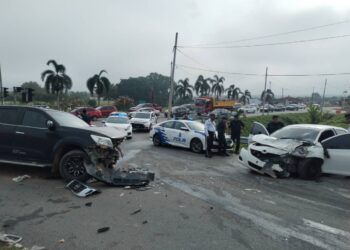 KERETA Toyota Vios berwarna putih dinaiki dua suspek remuk pada bahagian hadapan selepas terlibat dalam kemalangan di persimpangan lampu isyarat Pengkalan, Alor Gajah, Melaka.