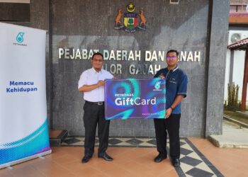 MOHD. ZAKI Mahat menyampaikan Kad Hadiah Petronas kepada wakil Pegawai Daerah Alor Gajah di Pejabat Daerah dan Tanah Alor Gajah, Melaka.