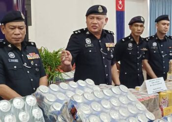 MOHD. SOHAIMI Ishak (dua dari kiri) menunjukkan pelbagai jenis minuman keras yang dirampas dari sebuah kedai runcit dalam sidang akhbar di IPD Seri Alam, Pasir Gudang./ Gambar oleh Baazlan Ibrahim