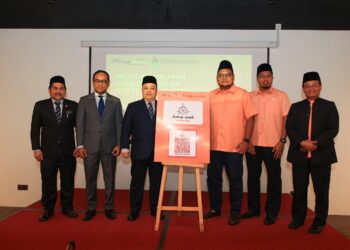 HASNAN Ramli ( tiga dari kiri) bergambar semasa merasmikan  Majlis Pelancaran Logo Dan Kod QR Wakaf Maik Muamalat di Kota Bharu, Kelantan hari ini-UTUSAN/KAMARUL BISMI KAMARUZAMAN