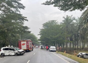 KERETA Honda Jazz (kiri) dan Nissan Grand Livina yang bertembung di Kilometer 51.1, Jalan Johor Bahru-Batu Pahat di Kampung Jasa Sepakat, Pekan Nanas, Pontian.