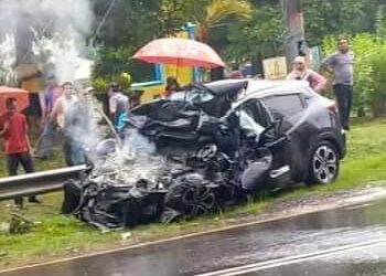 ORANG ramai membantu mengeluarkan Fauziah Selamat dari Honda HRV yang bertembung dengan sebuah lori di Kilometer 80, Jalan Johor Bahru-Ayer Hitam, Kluang.