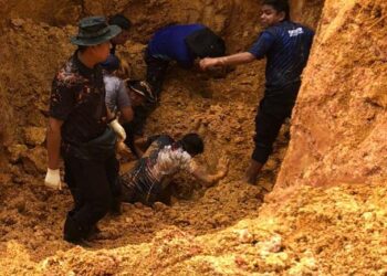 KEADAAN lubang yang digali untuk pemusnahan bom sebelum runtuh dan menyebabkan dua anggota polis cedera dan kini dirawat di Hospital Enche Besar Hajjah Khalsom (HEBHK) Kluang.