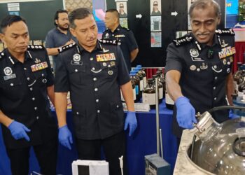 M. KUMAR (kiri) menunjukkan pelbagai jenis dadah dan bahan memproses dadah dalam sidang akhbar di IPK, Johor Bahru.