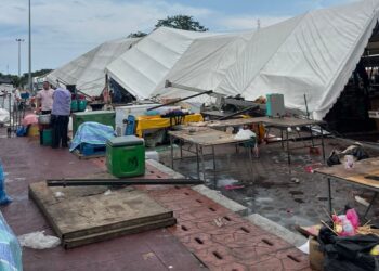 KHEMAH para peniaga Festival 4K di Dataran Pontian rosak dilanda ribut.
