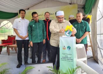 MOHAMED Fadzli Hassan (dua dari kanan) menyempurnakan gimik perasmian LRA Jelawat di Bachok, Kelantan hari ini. UTUSAN/MUSTAQIM MOHAMED.
