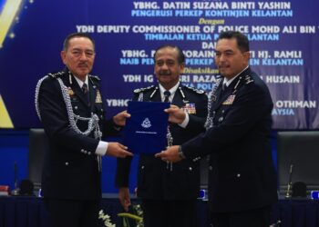 RAZARUDIN Hussain (tengah) menyaksikan majlis serah terima tugas antara Muhamad Zaki Harun (kiri) yang akan bersara wajib pada 31 Ogos nanti dengan Mohd. Ali Tamby memangku tugas Ketua Polis negeri berkuat kuasa hari di Ibu Pejabat Polis Kontinjen (IPK) Kelantan di Kota Bharu, Kelantan-UTUSAN/KAMARUL BISMI KAMARUZAMAN.