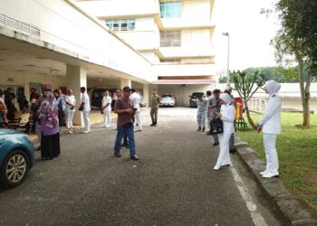 PEKARANGAN Jabatan Perubatan Forensik HSI mula dipenuhi ahli keluarga, pegawai dan anggota TLDM yang menunggu proses bedah siasat jenazah Laskar Kelas (LK) I Arman San Hermansa.