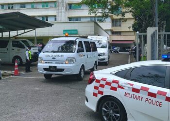 VAN yang membawa jenazah Allahyarham Arman San Hermansa keluar dari Jabatan Perubatan Forensik HSI, Johor Bahru.