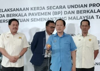 AHMAD Maslan melakukan cabutan undi kontraktor terpilih dalam kerja-kerja penyelenggaraan jalan Wilayah Selatan di Dewan Serbaguna JKR Kluang.