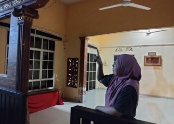 NUR HALIMATUL SHAHANA Suanda menunjukkan bumbung rumahnya di Batu 5, Buloh Kasap, Segamat yang bergegar akibat gegaran dan letupan kuat petang semalam.