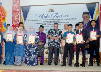 AB. RAUF Yusoh bersama pelajar cemerlang Bijak Sejarah STPM selepas Majlis Apresiasi Pelajar Cemerlang STPM, Bijak Sejarah A STPM, Pelajar Huffaz Bagi Sesi Akademik 2023 dan Pelancaran Bijak SPM 2024 di MRSM Alor Gajah, Melaka. - UTUSAN/AMRAN MULUP