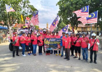 SEBAHAGIAN daripada masyarakat Siam menyertai konvoi motosikal sempena sambutan kemerdekaan negara di Wat Phikulthong Vararam di Kampung Terbak, Tumpat, Kelantan-UTUSAN/ROHANA ISMAIL.