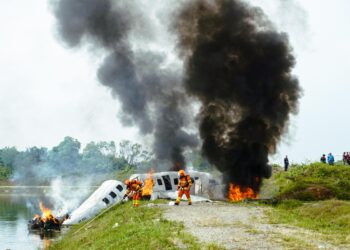 INSIDEN sebuah pesawat terhempas sebelum terbakar simulasi kesiapsiagaan bencana di KLIA. - FOTO MAB