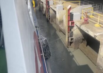 KEADAAN muara Kuala Perlis yang kembali cetek di Terminal Feri Penumpang Kuala Perlis.