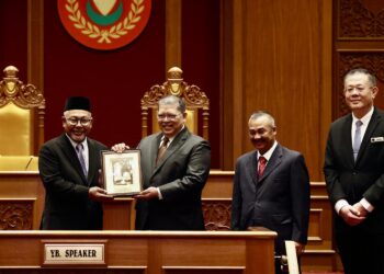 JOHARI Abdul (dua kiri) menyampaikan cenderahati kepada Speaker DUN Kedah, Zubir Ahmad ketika mengadakan lawatan kerja ke DUN Kedah di Wisma Darul Aman, Alor Setar. -UTUSAN/ SHAHIR NOORDIN