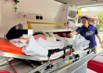 MUHAMMAD Ridzuan Osman menghantar wanita yang cedera akibat ditolak ke dalam gaung dari Hospital Taiping ke Kelantan, semalam.