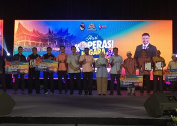 S. VEERAPAN (tujuh dari kanan) bersama para penerima anugerah koperasi pada Majlis Perasmian Hari Koperasi Negara 2024 Peringkat Negeri Sembilan di Dataran Nilai, Seremban hari ini.-UTUSAN/NUR SHARIEZA ISMAIL.