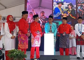 MOHAMED Khaled Nordin (tiga dari kanan) ketika menyempurnakan Majlis Perasmian Serentak Mesyuarat Perwakilan Wanita, Pemuda, Puteri dan UMNO Bahagian Jelebu 2024, di Kompleks UMNO Bahagian Jelebu di Simpang Pertang, Jelebu hari ini.-UTUSAN/NOR AINNA HAMZAH.