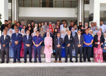 DR. ROSLI Darmawan (baris depan, empat dari kiri) dan Ruziah (baris depan, lima dari kiri) bergambar Bersama peserta Seminar dan Bengkel Penulisan dan Penerbitan Saintifik 2024 di Port Dickson hari ini-UTUSAN/MOHD. SHAHJEHAN MAAMIN.