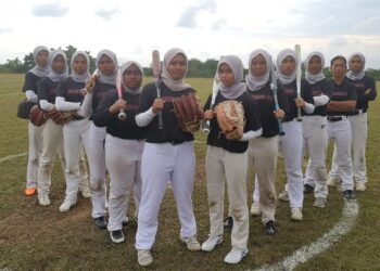 PEMAIN sofbol wanita yang bakal membawa cabaran Negeri Sembilan pada Sukma 2024 di Sarawak yang akan bermula 17 Ogos nanti.-UTUSAN/NUR SHARIEZA ISMAIL.
