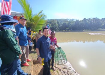 ARTHUR Joseph Kurup dan Mohd. Isam ketika merasmikan Program Pesta Mengoca myKP Sungai Jerneh dan Demonstrasi Masakan Rasa-Rasa Akuakultur di Estet Ikan Kampung Sungai Jerneh, Gemencheh, Tampin hari ini.-UTUSAN/NOR AINNA HAMZAH.