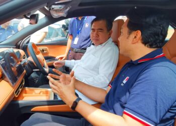 ANTHONY Loke Siew Fook ketika diberikan penerangan mengenai kenderaan EV selepas merasmikan Program Kelestarian Alam Sekitar, Sosial dan Tadbir Urus (ESG) Kumpulan Careplus Sempena Pemasyuran Careplus Mall dan Kilang Pemasangan di tapak kilang itu di Chembong, Rembau hari ini.-UTUSAN/MOHD. SHAHJEHAN MAAMIN.