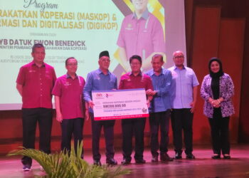 EWON Benedick (tengah) menyerahkan bantuan Jejak Koperasi (JEJAK) bernilai RM200,000 kepada wakil Koperasi Pembangunan Daerah Langkawi Berhad dalam program di Kompleks LADA Langkawi.