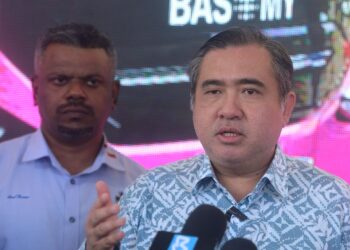 ANTHONY Loke Siew Fook ketika ditemui pemberita selepas melancarkan Program Transformasi Perkhidmatan Bas Berhenti-henti atau (SBST) di Seremban bagi Pakej B di Terminal Bas Kuala Klawang, Jelebu hari ini.-UTUSAN/NOR AINNA HAMZAH.
