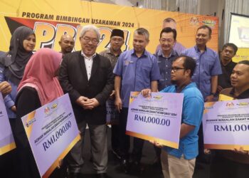 YANG Dipertua Dewan Undangan Negeri (DUN) Negeri Sembilan, Datuk MK Ibrahim Abd. Rahman (empat dari kiri) dan Ahmad Sabki (enam dari kiri) beramah mesra dengan penerima sumbangan Wakalah Zakat Korporat (WZK) SSM pada Majlis Perasmian Program Bimbingan Usahawan (PBU) Peringkat Negeri Sembilan di Seremban hari ini. - UTUSAN/NUR SHARIEZA ISMAIL