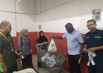 J. ARUL Kumar (dua dari kanan) membuat pemantauan pematuhan larangan penggunaan beg plastik sekali guna, polisterina serta penggunaan penyedut minuman di sebuah pasar raya di Senawang, Seremban hari ini.-UTUSAN/NUR SHARIEZA ISMAIL.