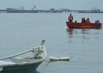 ANGGOTA Bomba melakukan operasi mencari dan menyelamat seorang lelaki yang dikhuatiri lemas di pantai dekat Taman Seaview, Port Dickson.-UTUSAN/MOHD. SHAHJEHAN MAAMIN.