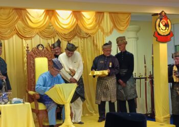 BDUL Rahim Yassin menandatangani ikrar pada istiadat pemasyhuran beliau sebagai Undang Luak Rembau Ke-22 yang bergelar Dato' Sedia Raja di Balai Undang Luak Rembau, Rembau pagi tadi.-UTUSAN/NOR AINNA HAMZAH.