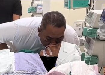 MUHAMMAD Sanusi Md. Nor menemani ibunya, Meriam Ahmad yang kini ditidurkan akibat serangan jantung di wad ICU HSB, Alor Setar. - IHSAN UPDA